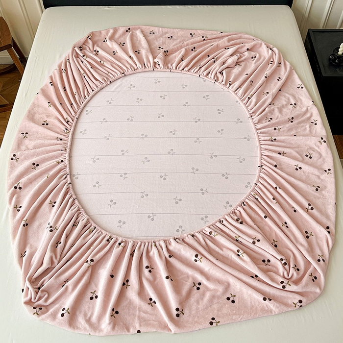 91家纺网 家纺一手货源 找家纺 朵朵家纺 2025新款加厚牛奶绒印花单床笠单品学生宿舍床垫保护套 床笠（床垫保护套可定制尺寸 ） 魅惑樱桃