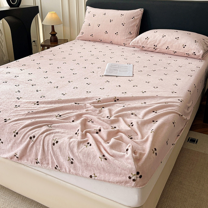 91家纺网 家纺一手货源 找家纺 朵朵家纺 2025新款加厚牛奶绒印花单床笠单品学生宿舍床垫保护套 床笠（床垫保护套可定制尺寸 ） 魅惑樱桃