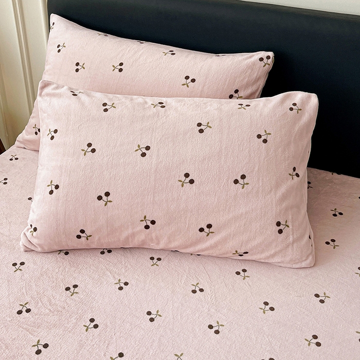 91家纺网 家纺一手货源 找家纺 朵朵家纺 2025新款加厚牛奶绒印花单床笠单品学生宿舍床垫保护套 床笠（床垫保护套可定制尺寸 ） 魅惑樱桃