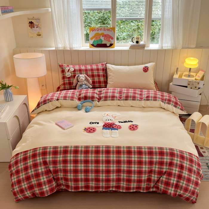 如意朵 2025新款全棉磨毛卡通毛巾绣四件套（专版花型）-场景二 草莓兔兔