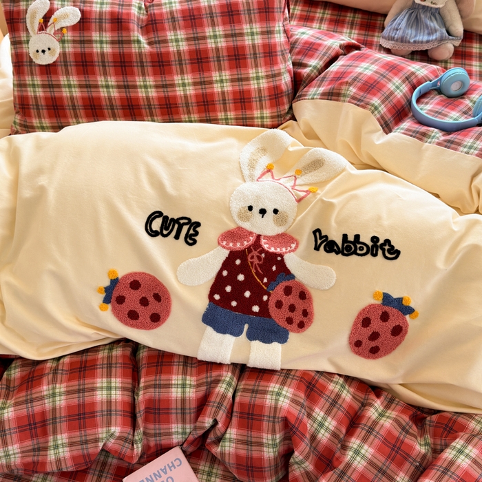 91家纺网 家纺一手货源 找家纺 如意朵 2025新款全棉磨毛卡通毛巾绣四件套（专版花型）-场景二 草莓兔兔