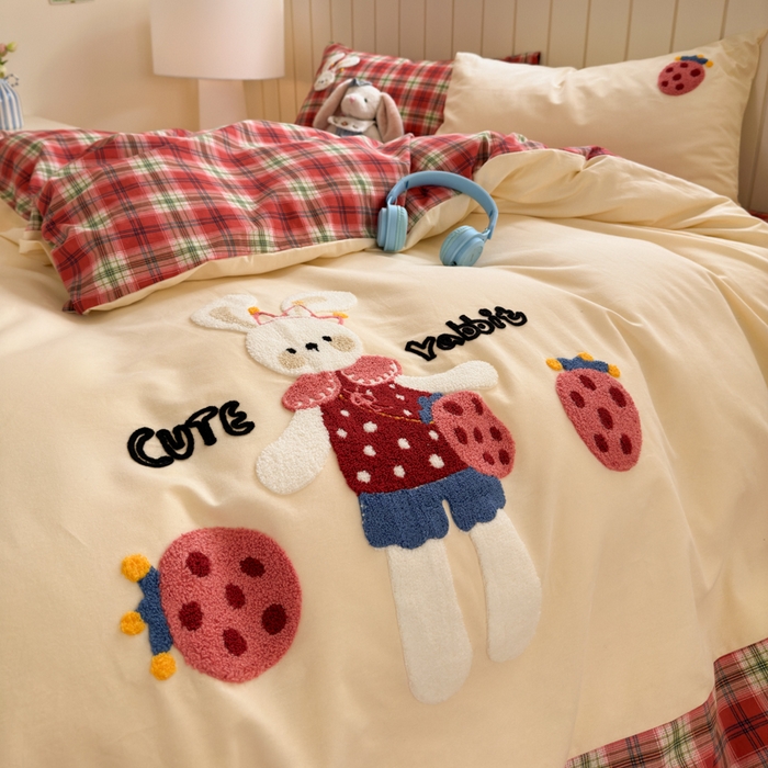 91家纺网 家纺一手货源 找家纺 如意朵 2025新款全棉磨毛卡通毛巾绣四件套（专版花型）-场景二 草莓兔兔