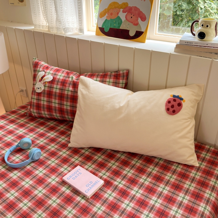 91家纺网 家纺一手货源 找家纺 如意朵 2025新款全棉磨毛卡通毛巾绣四件套（专版花型）-场景二 草莓兔兔