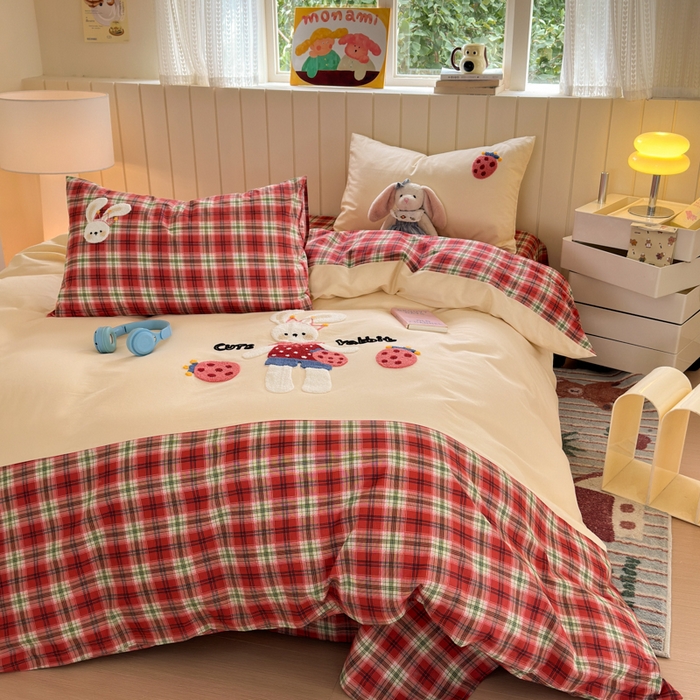 91家纺网 家纺一手货源 找家纺 如意朵 2025新款全棉磨毛卡通毛巾绣四件套（专版花型）-场景二 草莓兔兔