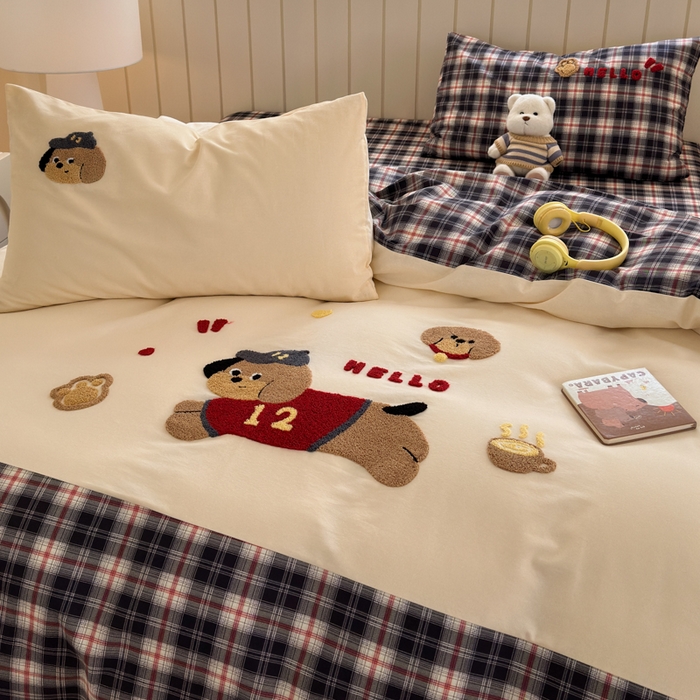 91家纺网 家纺一手货源 找家纺 如意朵 2025新款全棉磨毛卡通毛巾绣四件套（专版花型）-场景二 运动小狗