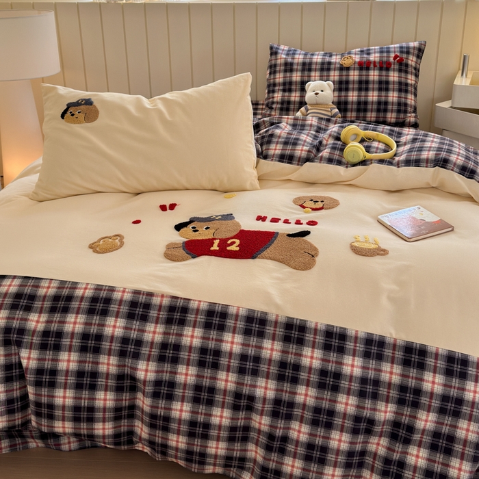 91家纺网 家纺一手货源 找家纺 如意朵 2025新款全棉磨毛卡通毛巾绣四件套（专版花型）-场景二 运动小狗