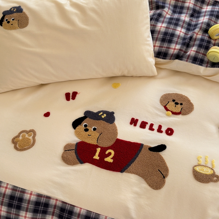 91家纺网 家纺一手货源 找家纺 如意朵 2025新款全棉磨毛卡通毛巾绣四件套（专版花型）-场景二 运动小狗