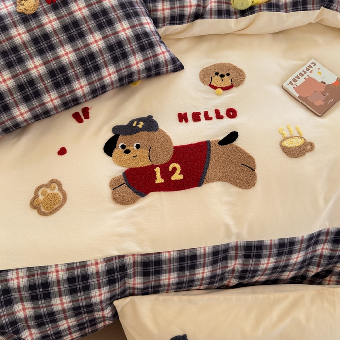 91家纺网 家纺一手货源 找家纺 如意朵 2025新款全棉磨毛卡通毛巾绣四件套（专版花型）-场景二 运动小狗