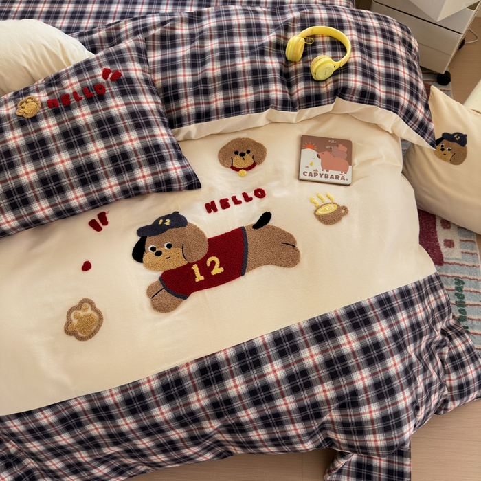 91家纺网 家纺一手货源 找家纺 如意朵 2025新款全棉磨毛卡通毛巾绣四件套（专版花型）-场景二 运动小狗