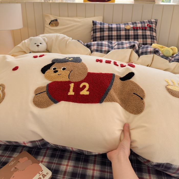 91家纺网 家纺一手货源 找家纺 如意朵 2025新款全棉磨毛卡通毛巾绣四件套（专版花型）-场景二 运动小狗