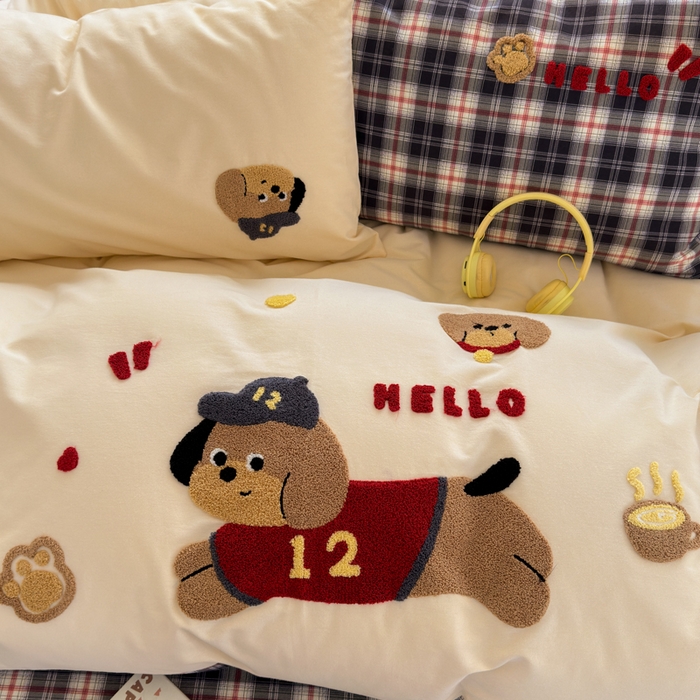 91家纺网 家纺一手货源 找家纺 如意朵 2025新款全棉磨毛卡通毛巾绣四件套（专版花型）-场景二 运动小狗