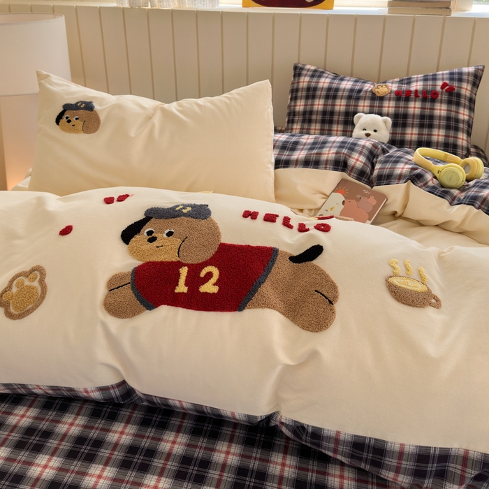 91家纺网 家纺一手货源 找家纺 如意朵 2025新款全棉磨毛卡通毛巾绣四件套（专版花型）-场景二 运动小狗