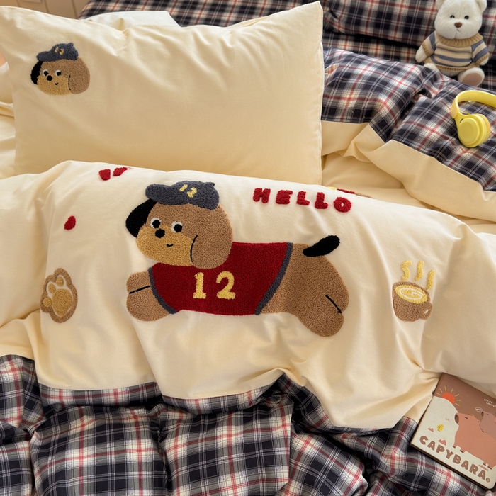 91家纺网 家纺一手货源 找家纺 如意朵 2025新款全棉磨毛卡通毛巾绣四件套（专版花型）-场景二 运动小狗