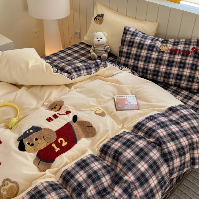 91家纺网 家纺一手货源 找家纺 如意朵 2025新款全棉磨毛卡通毛巾绣四件套（专版花型）-场景二 运动小狗