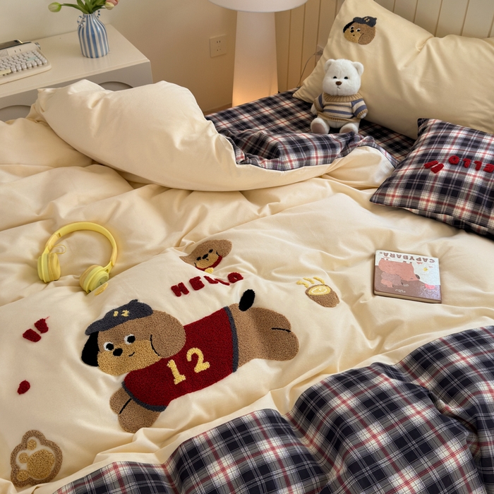 91家纺网 家纺一手货源 找家纺 如意朵 2025新款全棉磨毛卡通毛巾绣四件套（专版花型）-场景二 运动小狗