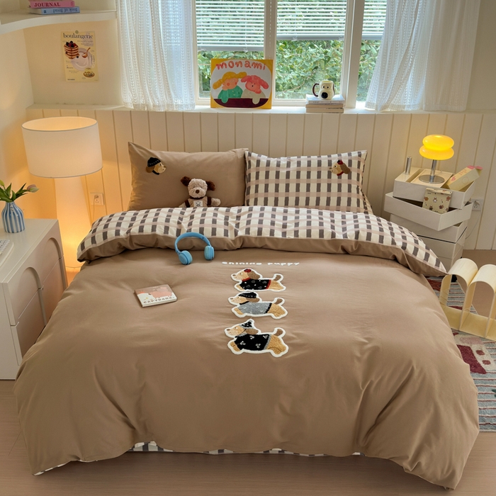 如意朵 2025新款全棉磨毛卡通毛巾绣四件套（专版花型）-场景二 复古小狗