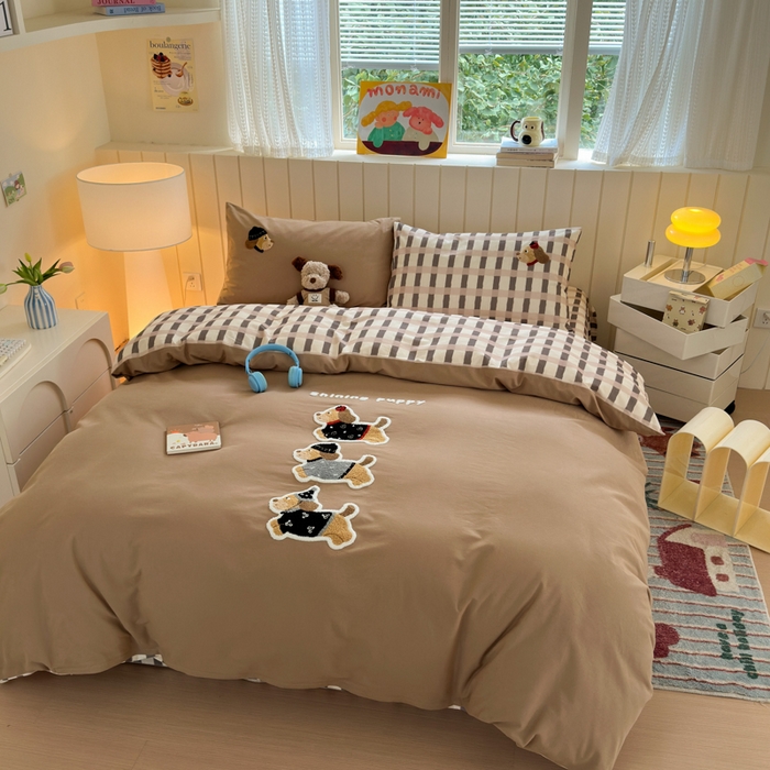 91家纺网 家纺一手货源 找家纺 如意朵 2025新款全棉磨毛卡通毛巾绣四件套（专版花型）-场景二 复古小狗