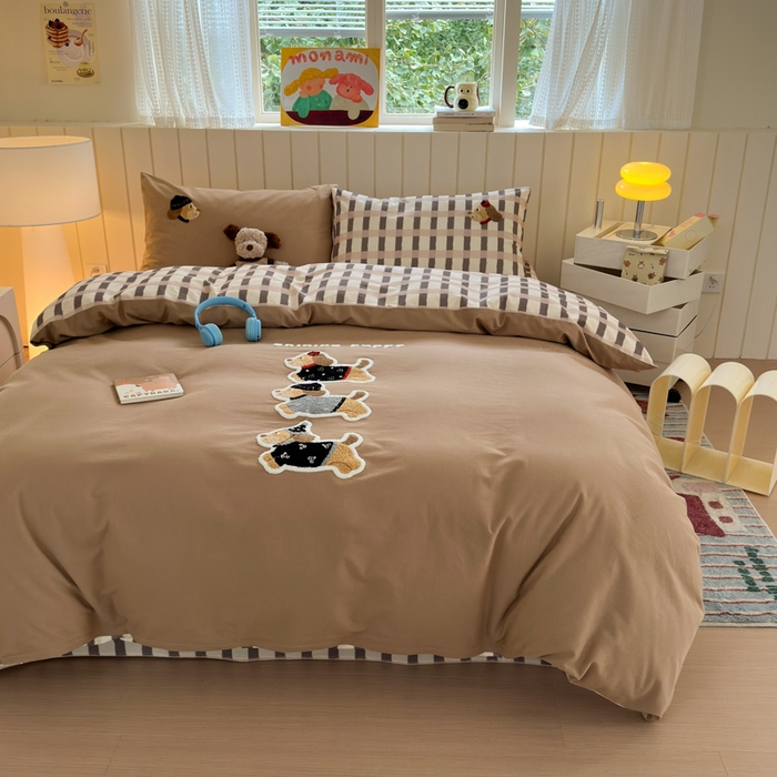 91家纺网 家纺一手货源 找家纺 如意朵 2025新款全棉磨毛卡通毛巾绣四件套（专版花型）-场景二 复古小狗