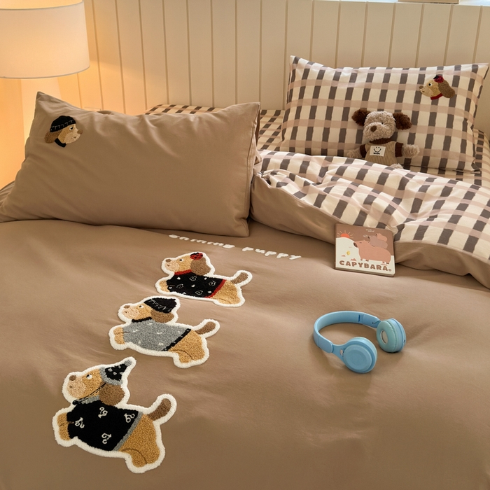 91家纺网 家纺一手货源 找家纺 如意朵 2025新款全棉磨毛卡通毛巾绣四件套（专版花型）-场景二 复古小狗