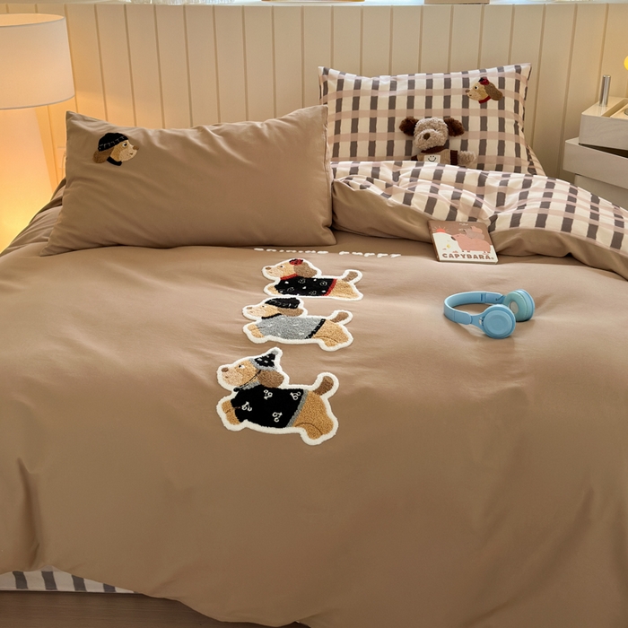 91家纺网 家纺一手货源 找家纺 如意朵 2025新款全棉磨毛卡通毛巾绣四件套（专版花型）-场景二 复古小狗