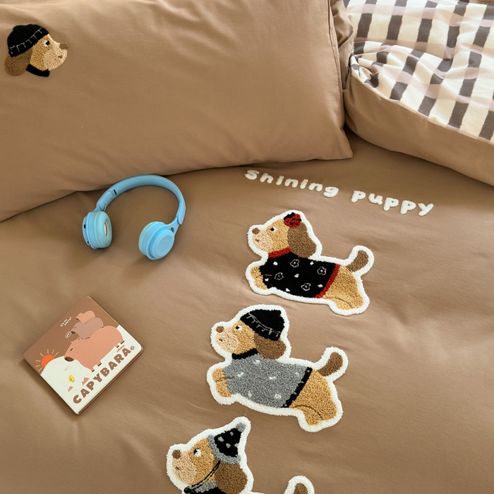 91家纺网 家纺一手货源 找家纺 如意朵 2025新款全棉磨毛卡通毛巾绣四件套（专版花型）-场景二 复古小狗