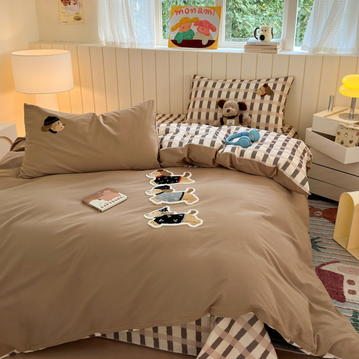 91家纺网 家纺一手货源 找家纺 如意朵 2025新款全棉磨毛卡通毛巾绣四件套（专版花型）-场景二 复古小狗