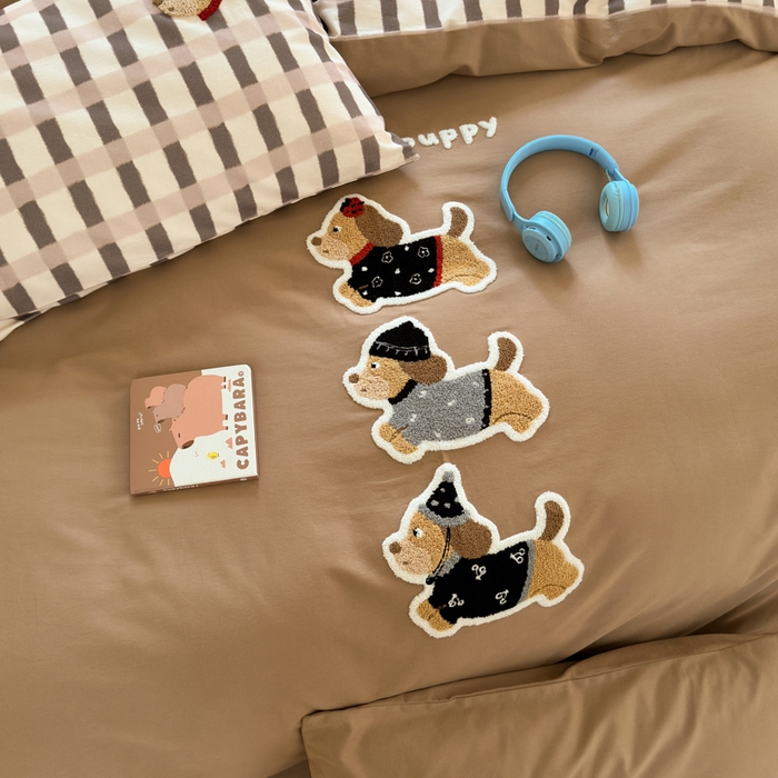 91家纺网 家纺一手货源 找家纺 如意朵 2025新款全棉磨毛卡通毛巾绣四件套（专版花型）-场景二 复古小狗