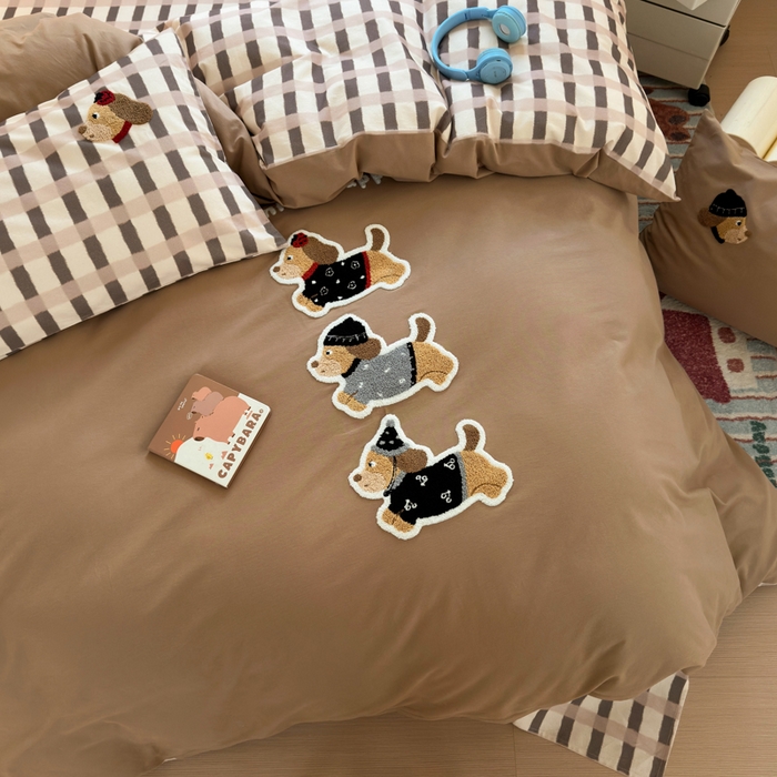 91家纺网 家纺一手货源 找家纺 如意朵 2025新款全棉磨毛卡通毛巾绣四件套（专版花型）-场景二 复古小狗