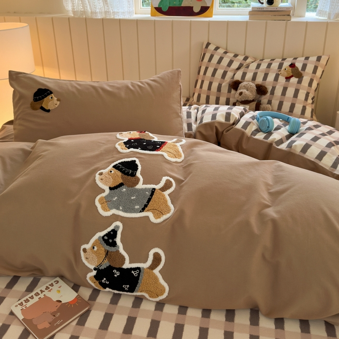 91家纺网 家纺一手货源 找家纺 如意朵 2025新款全棉磨毛卡通毛巾绣四件套（专版花型）-场景二 复古小狗