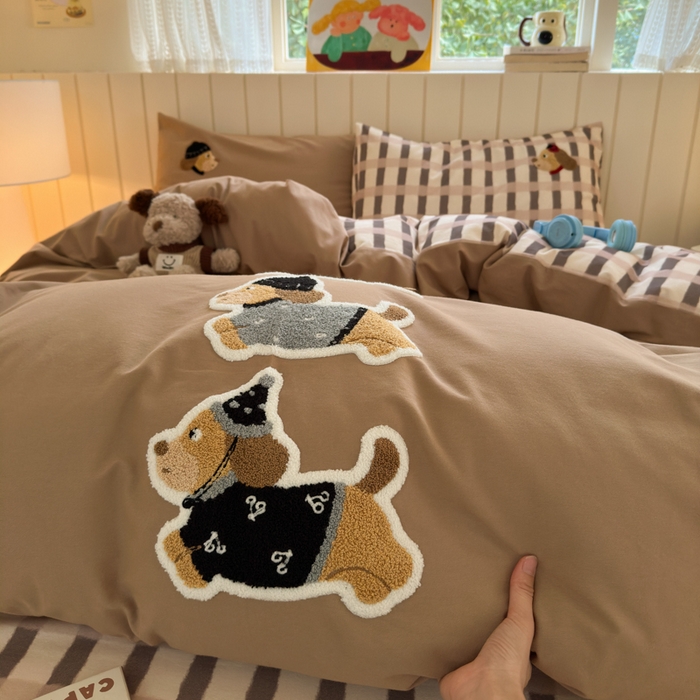 91家纺网 家纺一手货源 找家纺 如意朵 2025新款全棉磨毛卡通毛巾绣四件套（专版花型）-场景二 复古小狗