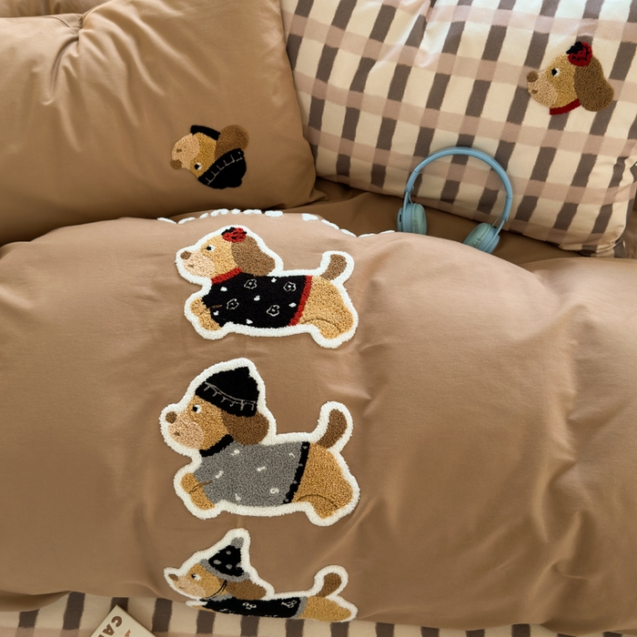 91家纺网 家纺一手货源 找家纺 如意朵 2025新款全棉磨毛卡通毛巾绣四件套（专版花型）-场景二 复古小狗