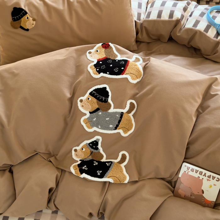 91家纺网 家纺一手货源 找家纺 如意朵 2025新款全棉磨毛卡通毛巾绣四件套（专版花型）-场景二 复古小狗