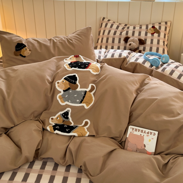 91家纺网 家纺一手货源 找家纺 如意朵 2025新款全棉磨毛卡通毛巾绣四件套（专版花型）-场景二 复古小狗