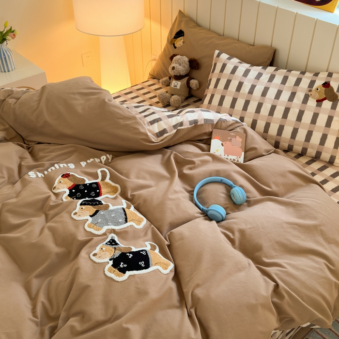 91家纺网 家纺一手货源 找家纺 如意朵 2025新款全棉磨毛卡通毛巾绣四件套（专版花型）-场景二 复古小狗