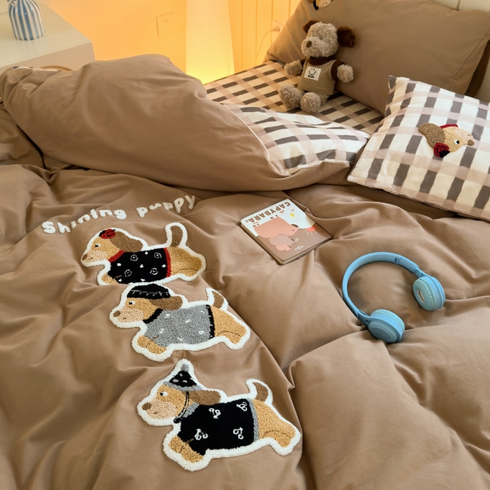 91家纺网 家纺一手货源 找家纺 如意朵 2025新款全棉磨毛卡通毛巾绣四件套（专版花型）-场景二 复古小狗