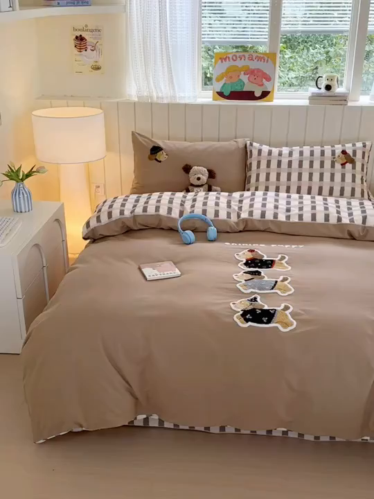 91家纺网 家纺一手货源 找家纺 如意朵 2025新款全棉磨毛卡通毛巾绣四件套（专版花型）-场景二 复古小狗