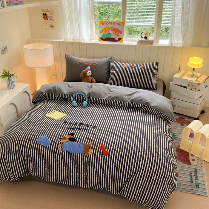 91家纺网 家纺一手货源 找家纺 如意朵 2025新款全棉磨毛卡通毛巾绣四件套（专版花型）-场景二 好朋友