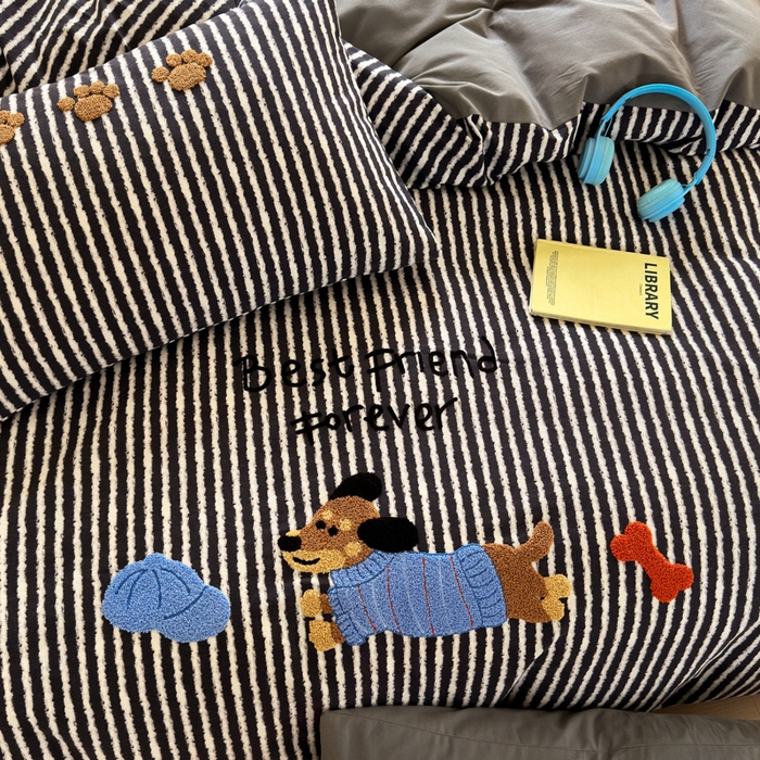 91家纺网 家纺一手货源 找家纺 如意朵 2025新款全棉磨毛卡通毛巾绣四件套（专版花型）-场景二 好朋友