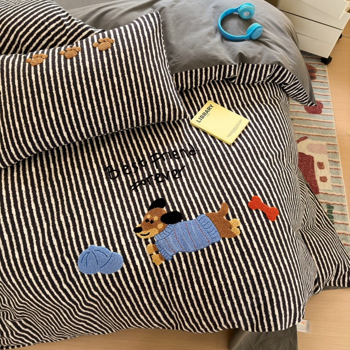 91家纺网 家纺一手货源 找家纺 如意朵 2025新款全棉磨毛卡通毛巾绣四件套（专版花型）-场景二 好朋友