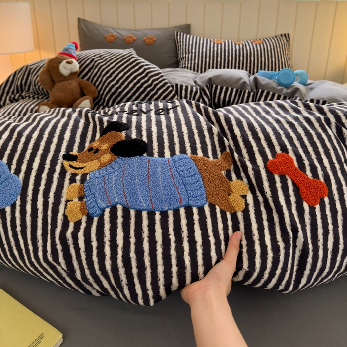 91家纺网 家纺一手货源 找家纺 如意朵 2025新款全棉磨毛卡通毛巾绣四件套（专版花型）-场景二 好朋友