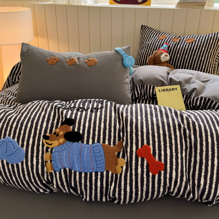 91家纺网 家纺一手货源 找家纺 如意朵 2025新款全棉磨毛卡通毛巾绣四件套（专版花型）-场景二 好朋友