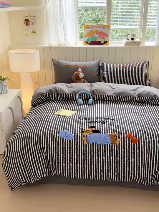 91家纺网 家纺一手货源 找家纺 如意朵 2025新款全棉磨毛卡通毛巾绣四件套（专版花型）-场景二 好朋友