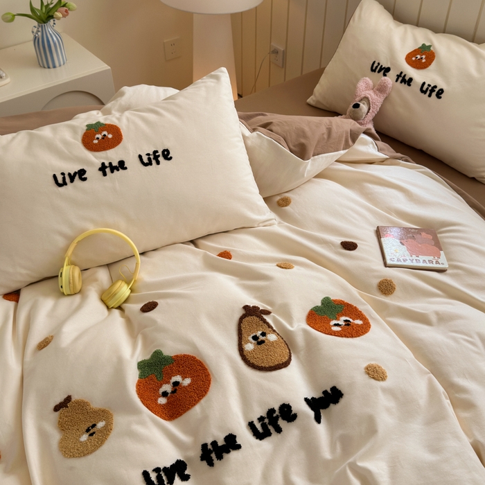 91家纺网 家纺一手货源 找家纺 如意朵 2025新款全棉磨毛卡通毛巾绣四件套（专版花型）-场景二 好柿发生