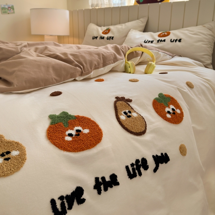 91家纺网 家纺一手货源 找家纺 如意朵 2025新款全棉磨毛卡通毛巾绣四件套（专版花型）-场景二 好柿发生