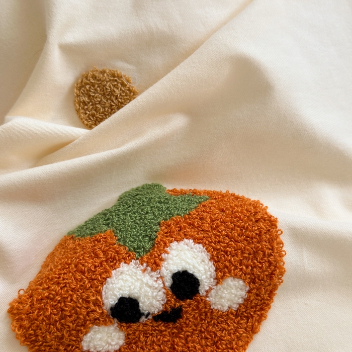 91家纺网 家纺一手货源 找家纺 如意朵 2025新款全棉磨毛卡通毛巾绣四件套（专版花型）-场景二 好柿发生