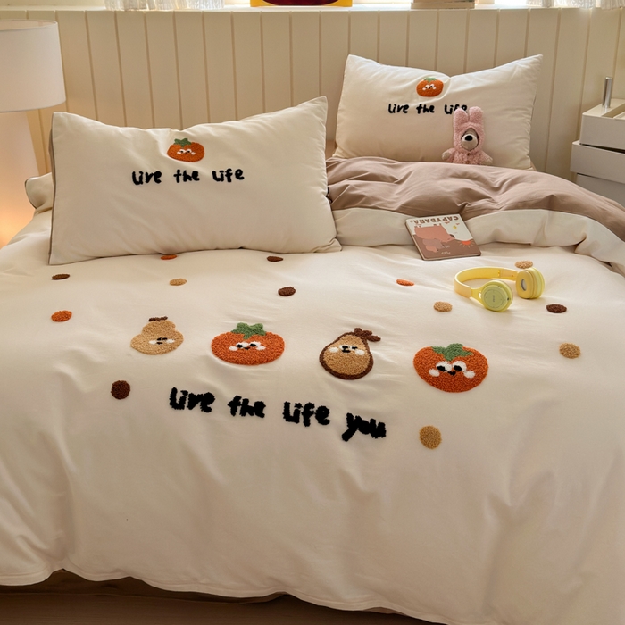 91家纺网 家纺一手货源 找家纺 如意朵 2025新款全棉磨毛卡通毛巾绣四件套（专版花型）-场景二 好柿发生