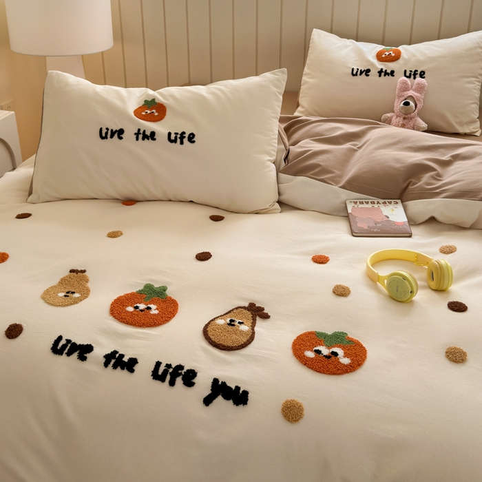 91家纺网 家纺一手货源 找家纺 如意朵 2025新款全棉磨毛卡通毛巾绣四件套（专版花型）-场景二 好柿发生