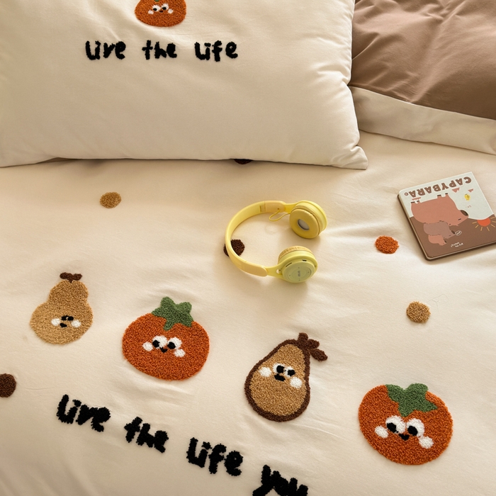 91家纺网 家纺一手货源 找家纺 如意朵 2025新款全棉磨毛卡通毛巾绣四件套（专版花型）-场景二 好柿发生