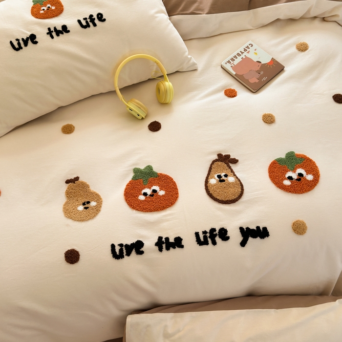 91家纺网 家纺一手货源 找家纺 如意朵 2025新款全棉磨毛卡通毛巾绣四件套（专版花型）-场景二 好柿发生