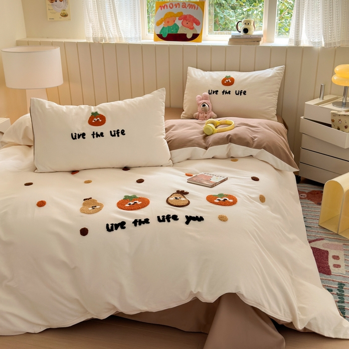 91家纺网 家纺一手货源 找家纺 如意朵 2025新款全棉磨毛卡通毛巾绣四件套（专版花型）-场景二 好柿发生